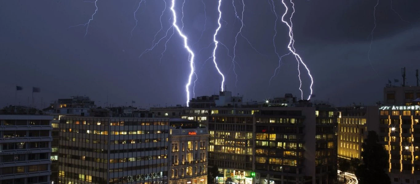 Προσοχή!Μην κάνεις ποτέ μπάνιο κατά τη διάρκεια καταιγίδας - Τι μπορεί να σου συμβεί